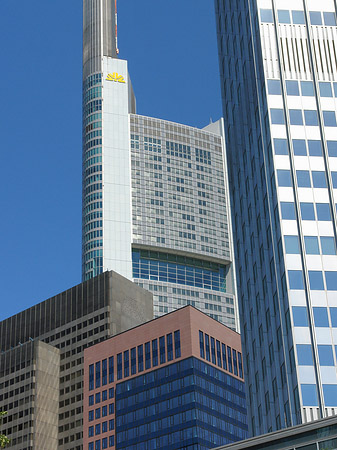 Commerzbanktower mit Häusern