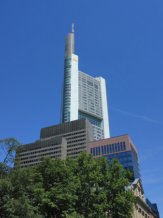 Commerzbanktower mit Häusern Foto 