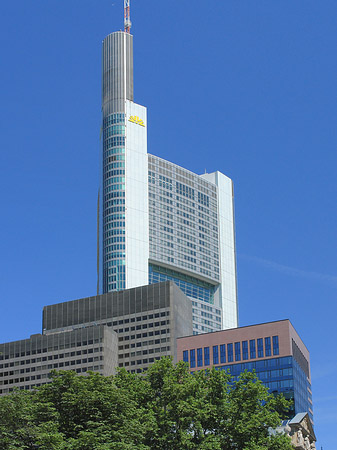 Foto Commerzbanktower mit Häusern
