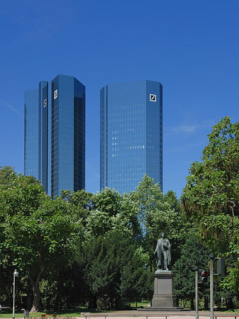 Deutsche Bank mit Statue