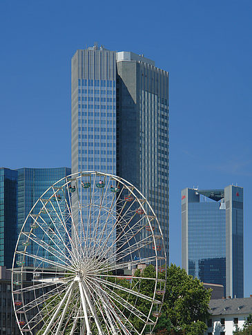 Eurotower mit Riesenrad Foto 