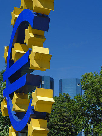 Fotos Eurozeichen mit Bäumen | Frankfurt am Main