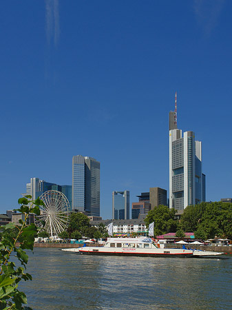 Fotos Skyline von Frankfurt mit Schiff | Frankfurt am Main