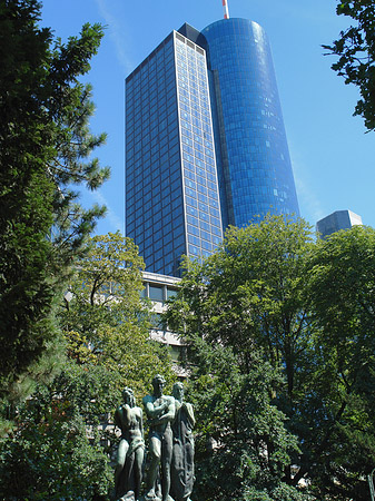 Beethovendenkmal mit maintower Fotos