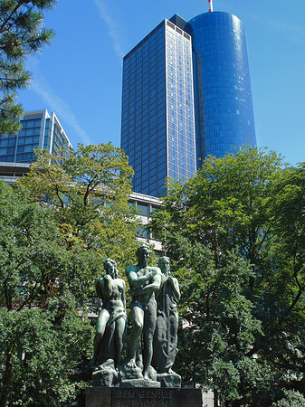 Beethovendenkmal mit maintower Fotos
