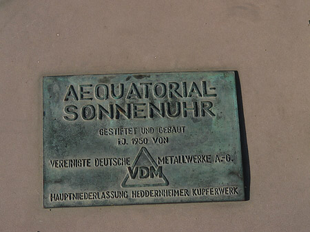 Fotos Information über Äquatorialsonnenuhr mit Schild | Frankfurt am Main