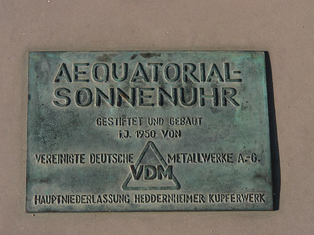 Information über Äquatorialsonnenuhr mit Schild Foto 