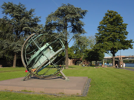 Foto Äquatorialsonnenuhr mit Wiese - Frankfurt am Main