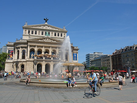 Alte Oper mit Brunnen Fotos