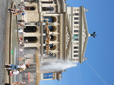 Foto Alte Oper mit Brunnen
