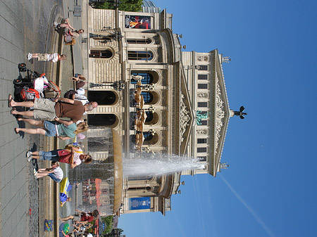 Foto Alte Oper mit Brunnen