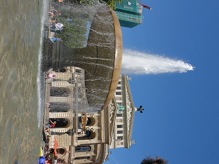 Fotos Alte Oper mit Brunnen