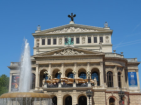 Foto Alte Oper mit Brunnen