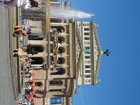 Fotos Alte Oper mit Brunnen