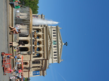 Foto Alte Oper mit Brunnen