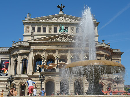 Foto Alte Oper mit Brunnen
