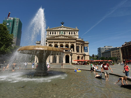 Alte Oper mit Brunnen Foto 