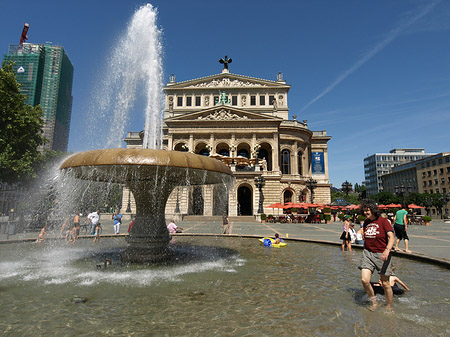 Alte Oper mit Brunnen Fotos