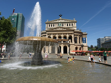 Fotos Alte Oper mit Brunnen