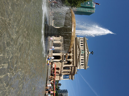 Fotos Alte Oper mit Brunnen