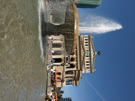 Alte Oper mit Brunnen