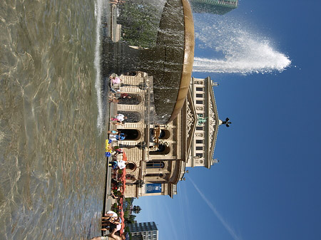 Alte Oper mit Brunnen