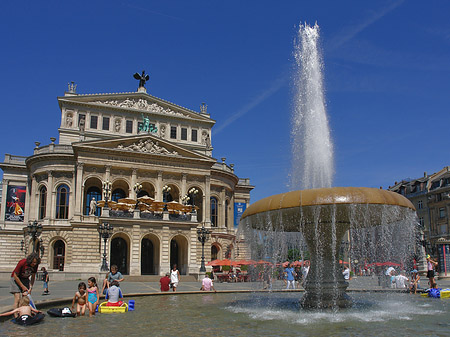 Alte Oper mit Brunnen
