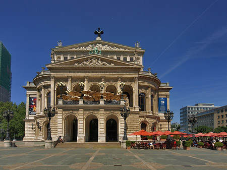Alte Oper mit Schirmen Fotos