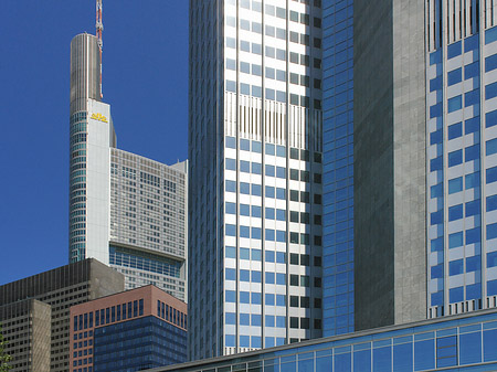 Commerzbanktower mit Häusern Fotos
