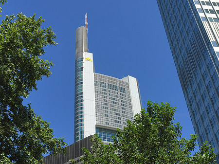 Commerzbanktower mit Häusern Foto 