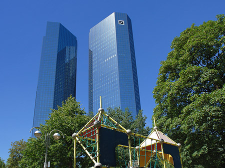 Deutsche Bank mit Spielplatz Foto 