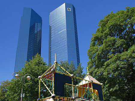 Deutsche Bank mit Spielplatz Fotos