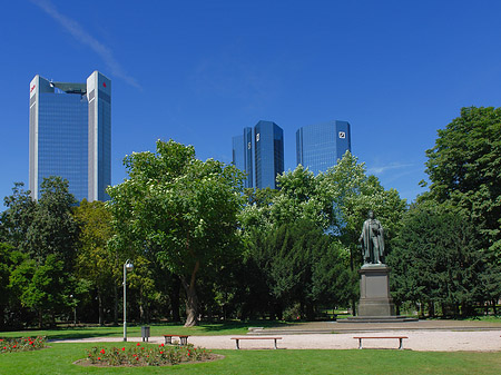 Foto Trianon hinter Schillerstatue