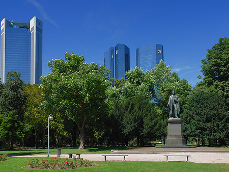 Foto Trianon hinter Schillerstatue - Frankfurt am Main