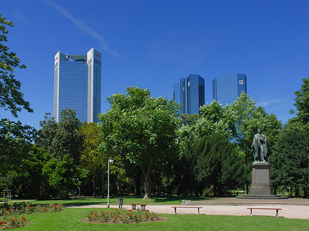 Foto Trianon hinter Schillerstatue - Frankfurt am Main
