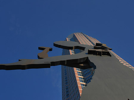Hammering Man von unten Foto 
