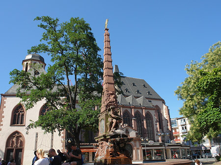 Foto Liebfrauenkirche mit Liebfrauenbrunnen - Frankfurt am Main
