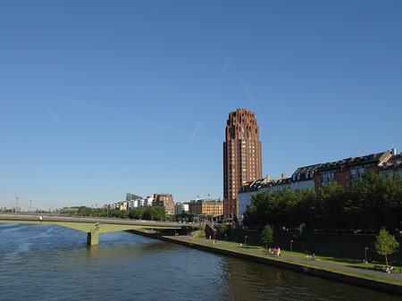 Foto Main Plaza mit alter Brücke - Frankfurt am Main
