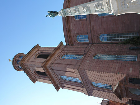 Paulskirche mit Statue