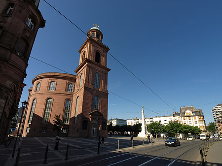 Paulskirche mit Straße