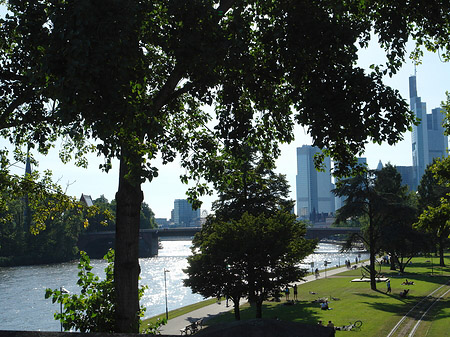 Fotos Skyline von Frankfurt hinter Sonnenuhr | Frankfurt am Main
