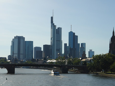 Foto Skyline von Frankfurt hinter Alter Brücke - Frankfurt am Main