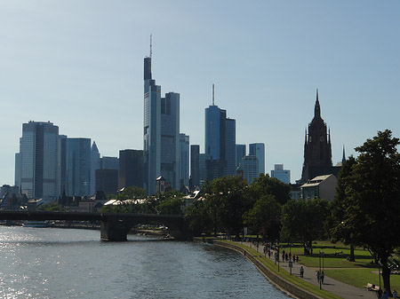 Foto Skyline von Frankfurt hinter Alter Brücke
