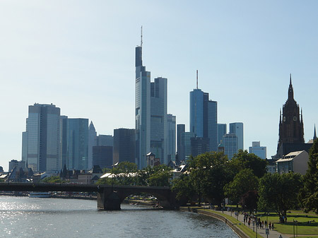 Skyline von Frankfurt hinter Alter Brücke Fotos
