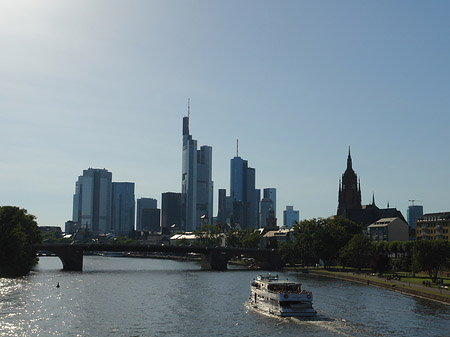 Skyline von Frankfurt hinter Alter Brücke Fotos