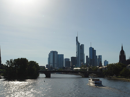 Skyline von Frankfurt hinter Alter Brücke Fotos