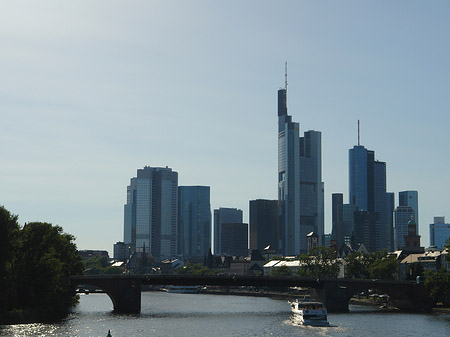 Fotos Skyline von Frankfurt hinter Alter Brücke | Frankfurt am Main