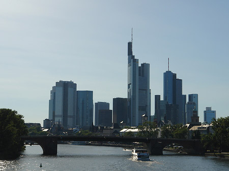 Foto Skyline von Frankfurt hinter Alter Brücke