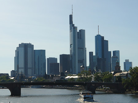 Skyline von Frankfurt mit Alter Brücke