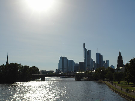 Skyline von Frankfurt mit Alter Brücke Foto 